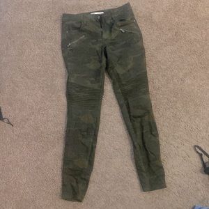 Stretchy army print jeans